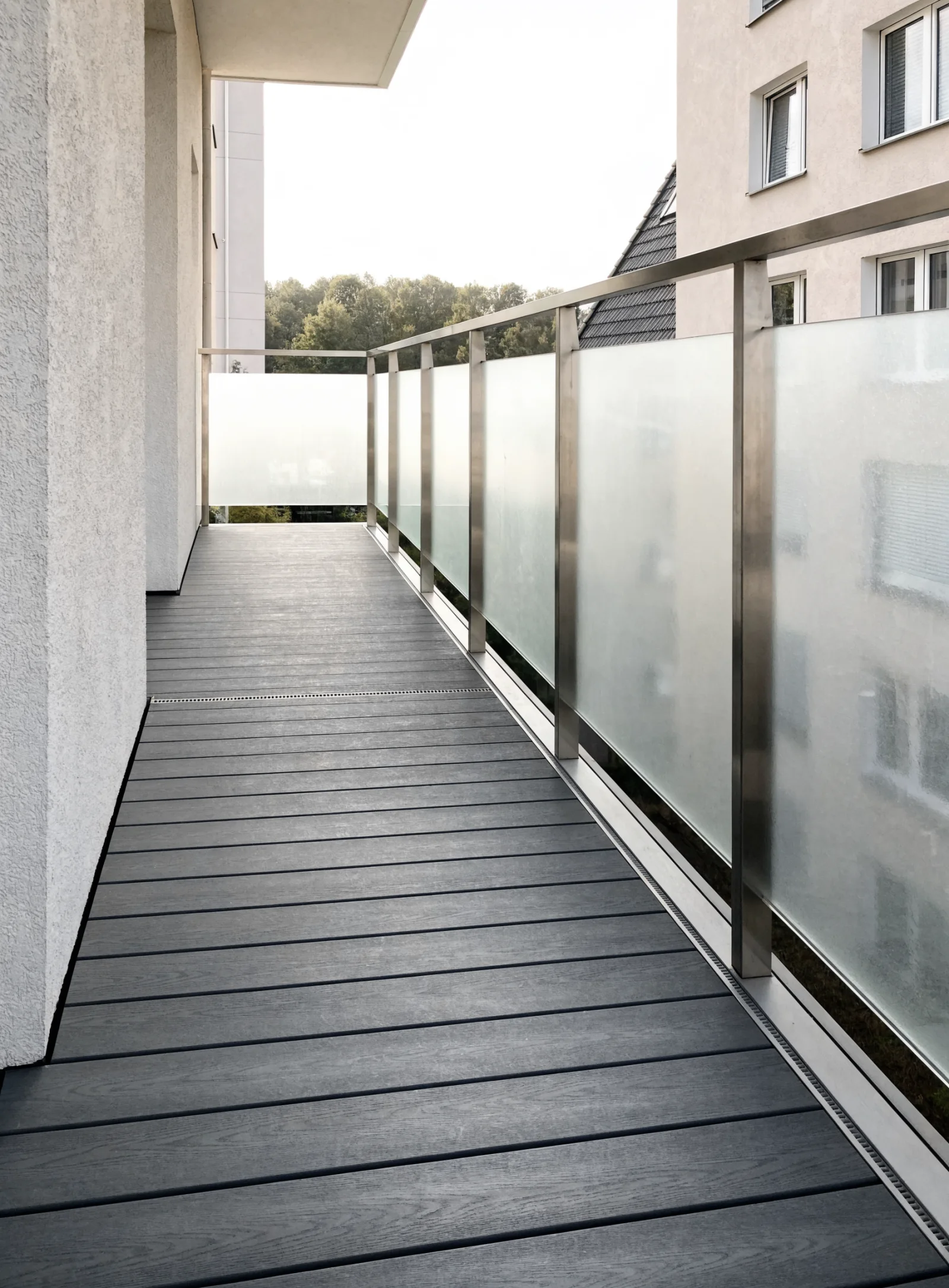 Balkon mit WPC-Dielen auf Unterkonstruktion